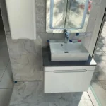 Bela sjajna pločica velikog formata
