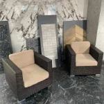 Fotelja za dvorište Napoli, tamni ratan i svetli jastuci
