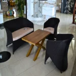 Drveni Coffe Table FN22-0045C sa foteljom i stolicama u dnevnom boravku.