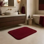 crvena mikrofiber prostirka za kupatilo u minimalističkom enterijeru